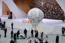 Papież Franciszek ogląda balon