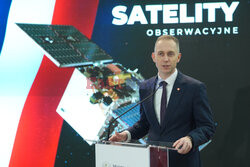 Podpisanie umowy na satelity obserwacyjne dla Wojska Polskiego