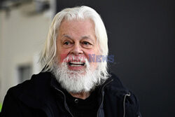 Wolny Paul Watson na lotnisku