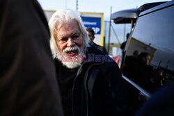 Wolny Paul Watson na lotnisku