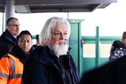 Wolny Paul Watson na lotnisku