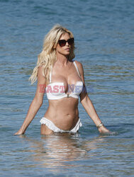 Victoria Silvstedt prezentuje się w białym bikini