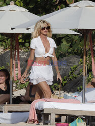 Victoria Silvstedt prezentuje się w białym bikini