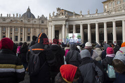 Papież Franciszek pobłogosławił figurki Dzięciątka Jezus