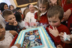 Papież Franciszek pobłogosławił figurki Dzięciątka Jezus