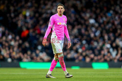 Jan Bednarek w meczu z Fulham