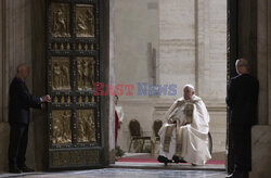 Papież Franciszek otworzył Drzwi Święte w bazylice watykańskiej