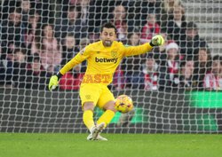 Łukasz Fabiański zniesiony na noszach w trakcie meczu Premier League