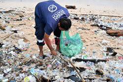 Śmiecie na plaży na Bali