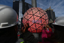 Nowe kryształy na noworocznej kuli z Times Square