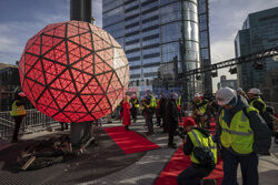 Nowe kryształy na noworocznej kuli z Times Square