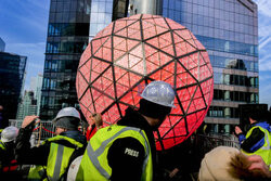 Nowe kryształy na noworocznej kuli z Times Square