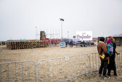 Przygotowania do sylwestrowego ogniska na plaży w Holandii