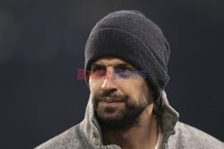 Rozbawawiony Gerard Pique na stadionie w Turynie