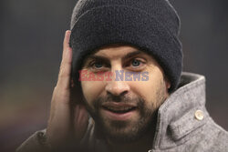 Rozbawawiony Gerard Pique na stadionie w Turynie