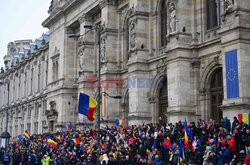 Zwolennicy Calina Georgescu protestują przed sądem w Bukareszcie