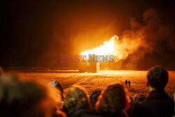 Tradycyjne gigantyczne ognisko na plaży w Scheveningen