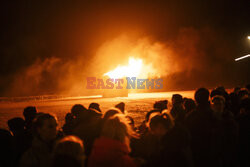 Tradycyjne gigantyczne ognisko na plaży w Scheveningen