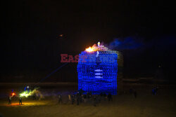 Tradycyjne gigantyczne ognisko na plaży w Scheveningen