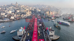 Protest przeciwko izraelskim atakom na Gazę na moście Galata