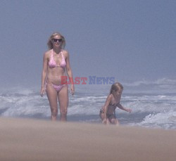 Gwyneth Paltrow z dziećmi na plaży