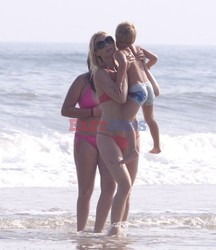 Gwyneth Paltrow z dziećmi na plaży