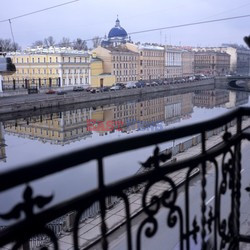 Czerwony apartment w St Petersburgu -Andreas Von Einsiedel