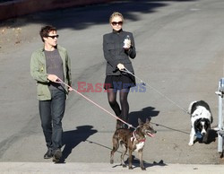 Stephen Moyer i Anna Paquin z psami na spacerze