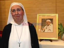 Siostra zakonna uzdrowiona przez Jana Pawła II na konferencji prasowej