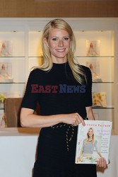 Gwyneth Paltrow podpisuje swoją książkę