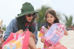 Katie Holmes i Suri na plaży