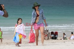 Katie Holmes i Suri na plaży