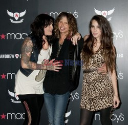Steven Tyler promuje The Andrew Charles Fashion Line