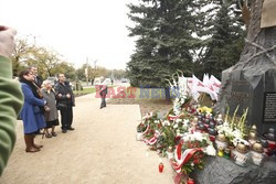 Matka Ks. Jerzego Popiełuszki wspomina syna pod jego pomnikiem w Toruniu