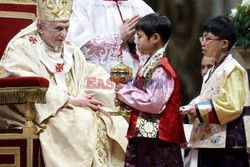 Papież Benedykt XVI przewodniczy uroczystej pasterce