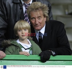 Rod Stewart z synem na meczu Celticu