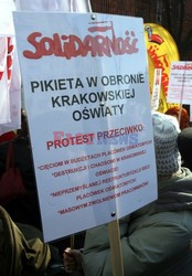 Pikieta nauczycieli i rodziców przed krakowskim magistratem