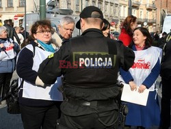 Pikieta nauczycieli i rodziców przed krakowskim magistratem