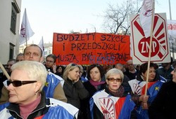 Pikieta nauczycieli i rodziców przed krakowskim magistratem