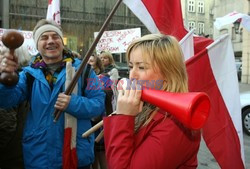 Pikieta nauczycieli i rodziców przed krakowskim magistratem