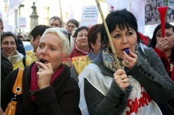 Pikieta nauczycieli i rodziców przed krakowskim magistratem