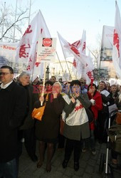 Pikieta nauczycieli i rodziców przed krakowskim magistratem