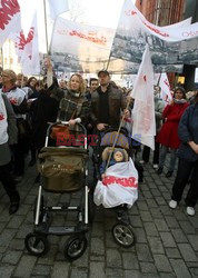 Pikieta nauczycieli i rodziców przed krakowskim magistratem