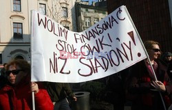 Pikieta nauczycieli i rodziców przed krakowskim magistratem