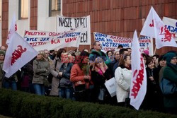 Protest związkowców i rodziców ws cięć na edukację w Krakowie