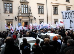 Protest związkowców i rodziców ws cięć na edukację w Krakowie