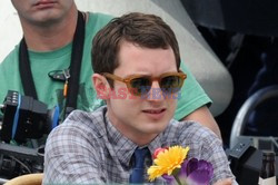 Elijah Wood i Jason Gann tańczą i wygłupiają się