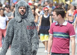 Elijah Wood i Jason Gann tańczą i wygłupiają się