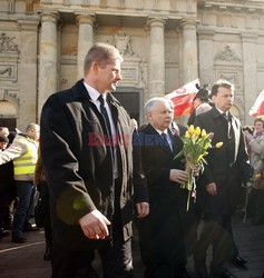 Rocznica Smoleńska - zapalenie zniczy i złożenie tulipanów pod Pałacem Prezydenckim