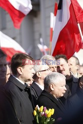 Rocznica Smoleńska - zapalenie zniczy i złożenie tulipanów pod Pałacem Prezydenckim